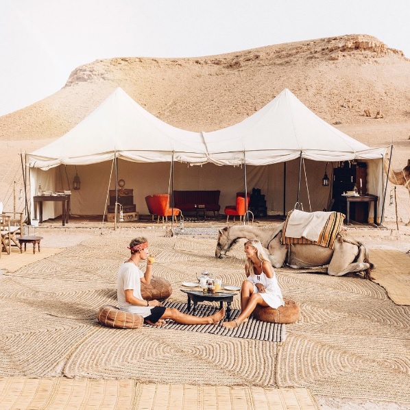 Pareja de fotógrafos en pleno desierto. 