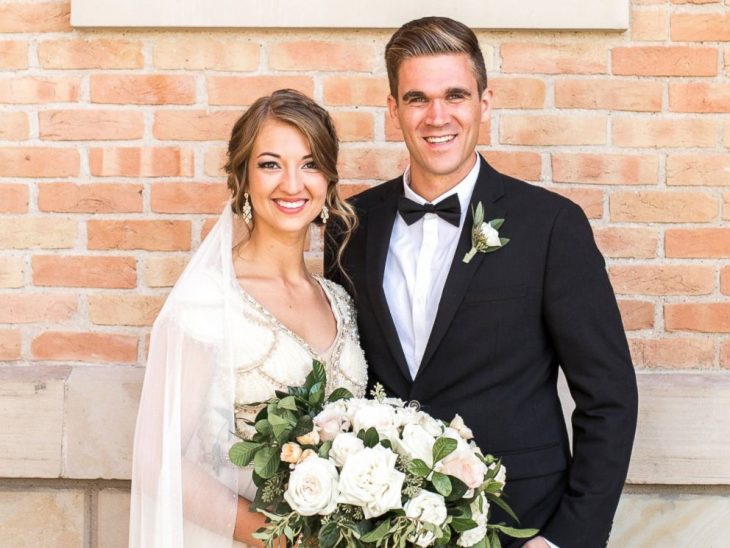 mujer con vestido de novia y novio 