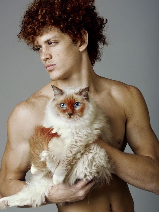 Fotografía de modelo con un gato. 