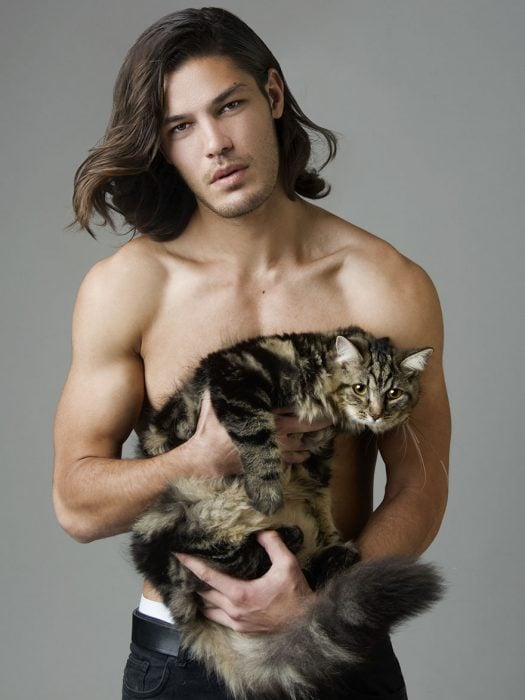 Modelo posando con un gato. 