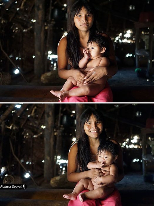 Niña con un bebé, sonriendo. 