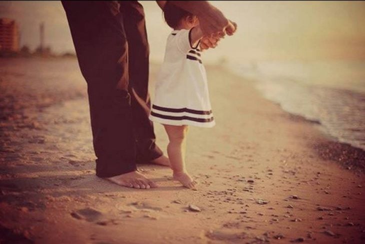 padre e hija en la playa
