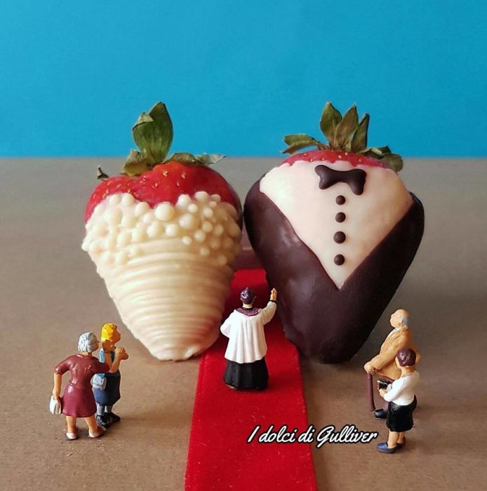 fresas cubiertas de chocolate con figuras miniatura 