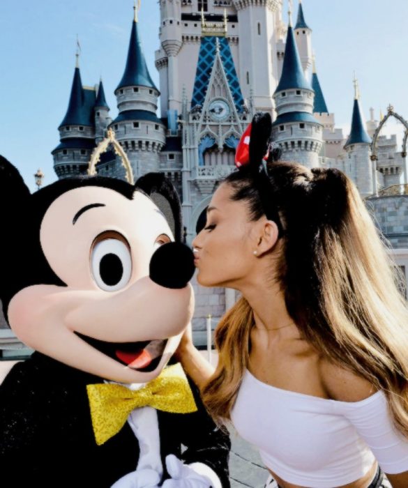 Chica besando a mickey mouse en disneyland 