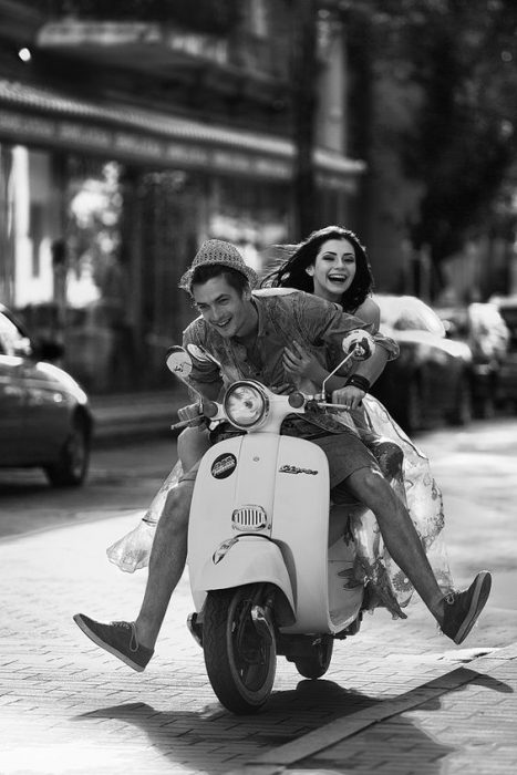 Pareja dando un paseo en motocicleta. 