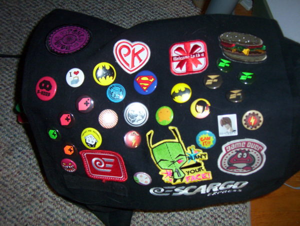 Usar pins en la mochila. 