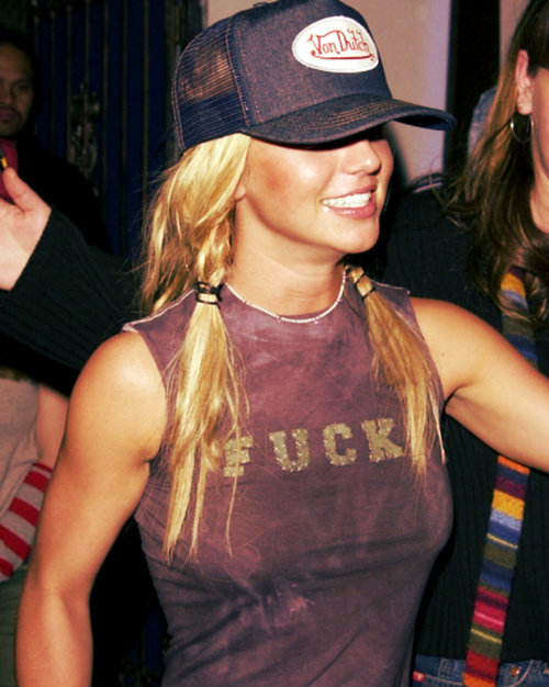 Britney Spears usando gorra Von Dutch.
