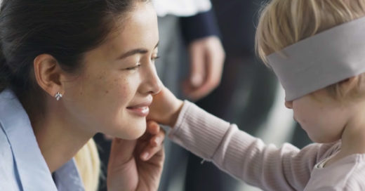 ¿Puede un niño reconocer a su madre con los ojos vendados?