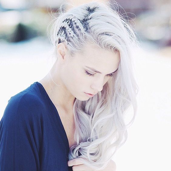 Joven con cabello color blanco. 