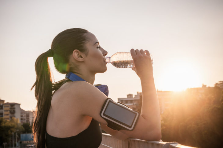 mujer bebiendo agua