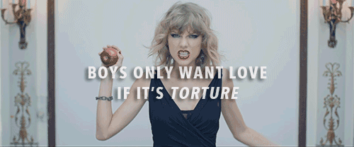 Taylor Swift cantando. 