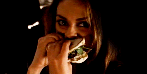 Mila Kunis comiendo. 