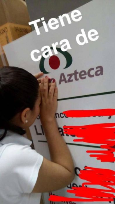 mujer al lado de un cartel 