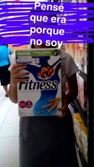 chica con una caja de cereal 