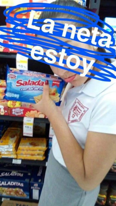 mujer triste con una bolsa de galletas saladas 