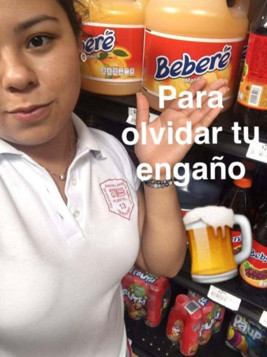 mujer junto a botellas de jugo 