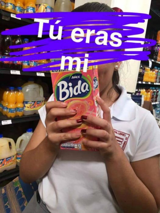 chica con carton de jugo