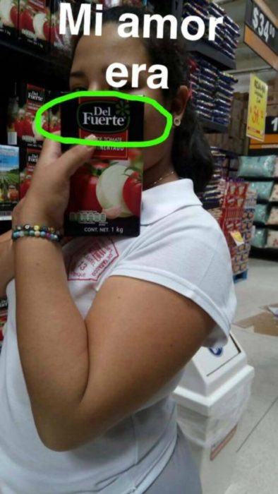 chica con carton de jugo de tomate 