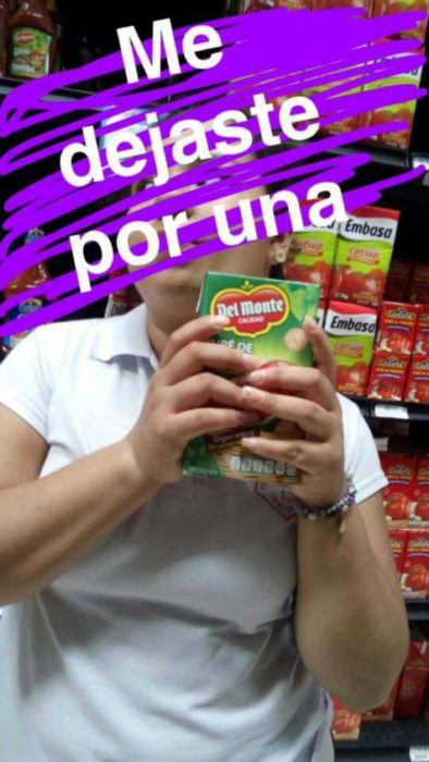 mujer con carton de jugo de tomate 