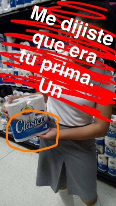 chica con una bolsa de papel de baño 