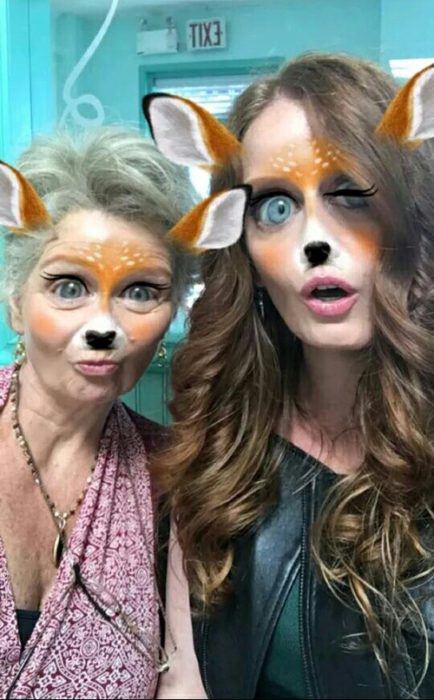 chica y abuela usando filtro de venado snapchat 