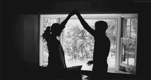 mujer y hombre bailando en oscuridad 