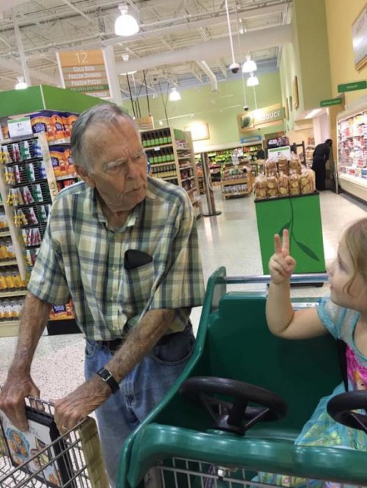 Fotografía de Norah y el Sr. Dan conversando en el supermercado. 