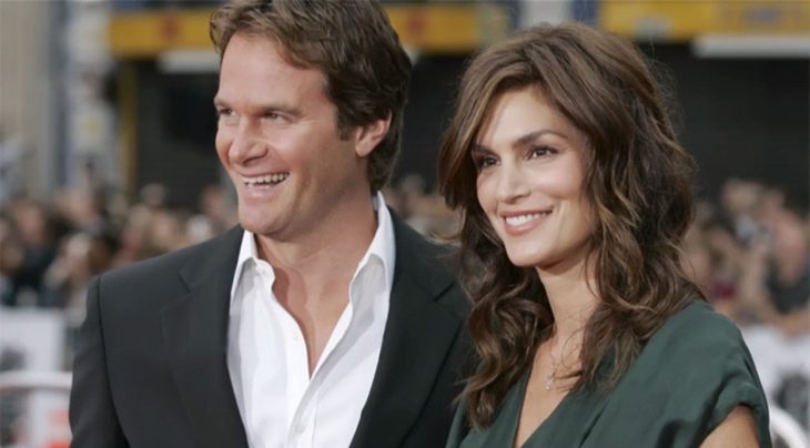 Cindy Crawford y Rande Gerber en una alfombra roja.