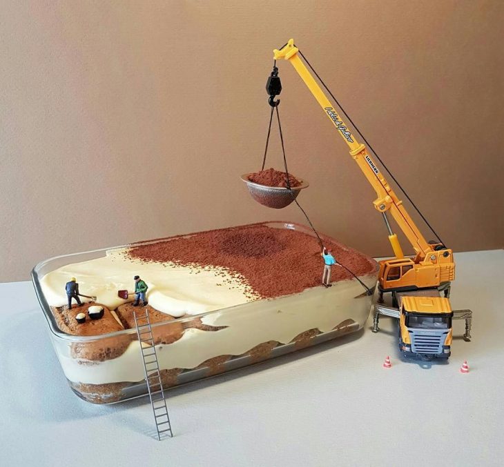 pastel en recipiente de vidrio y figuras miniatura de construcción 