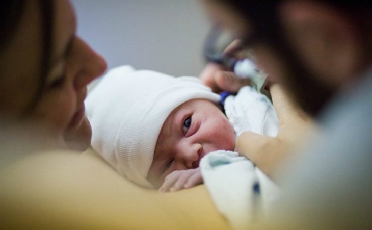 bebé volteando a ver a sus padres 