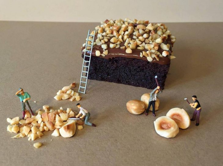 pastel de chocolate con avellanas y figuras miniatura 