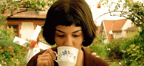 Audrey Tautou bebiendo una taza de te. 