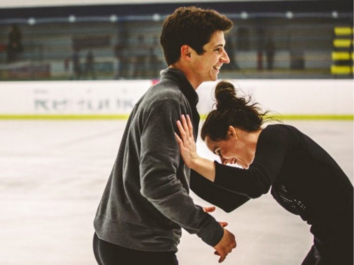 Pareja patinando sobre hielo. 