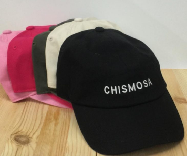 gorras con bordado de chismosa