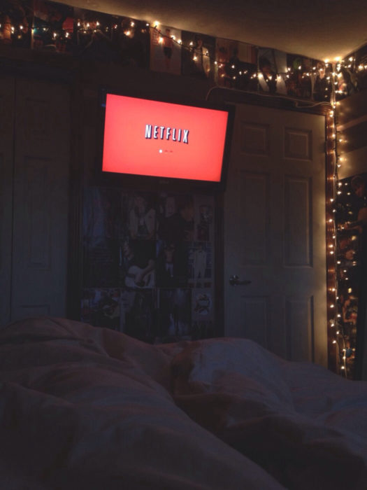 pantalla con Netflix en cuarto oscuro 