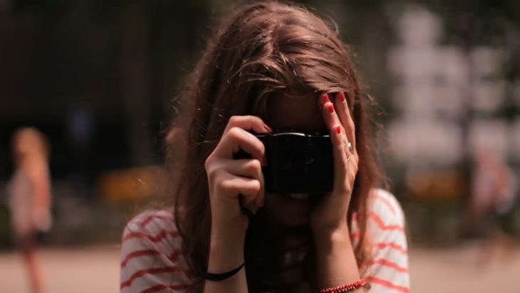 chica con camara fotografica 