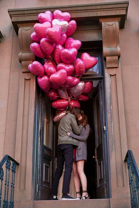 hombre con globos de corazones 