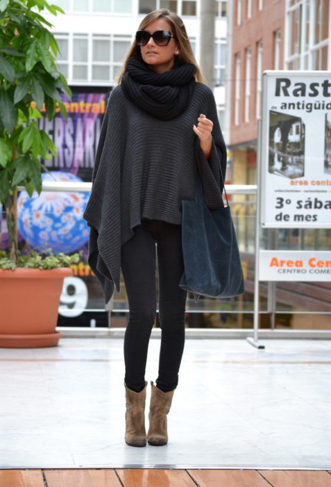 mujer con poncho gris y bufanda negra 