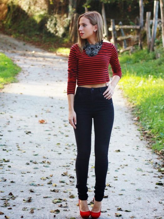 mujer con top rojo y pantalón negro