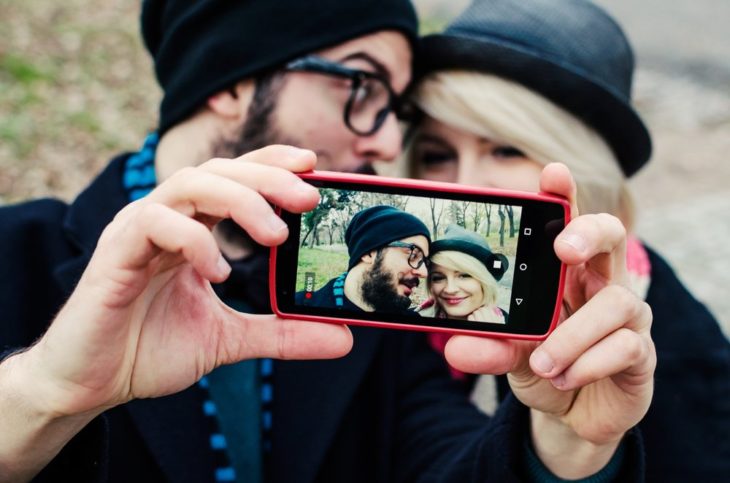 pareja tomandose una selfie