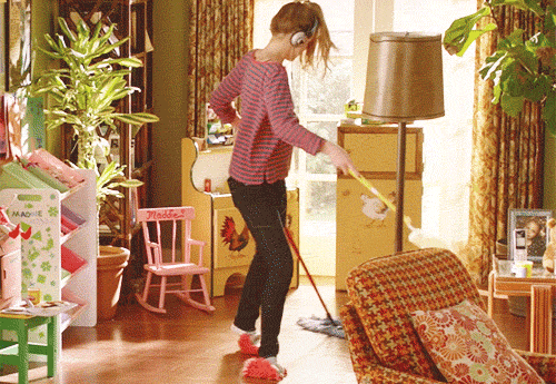 chica limpiando la casa