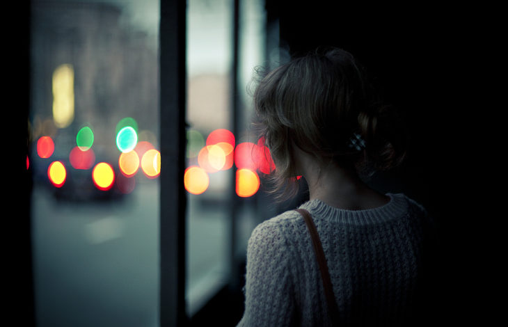 chica viendo por la ventana