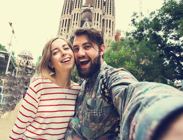 pareja de novios felices 