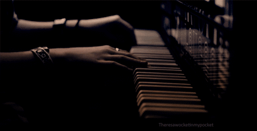 manos de mujer tocando el piano