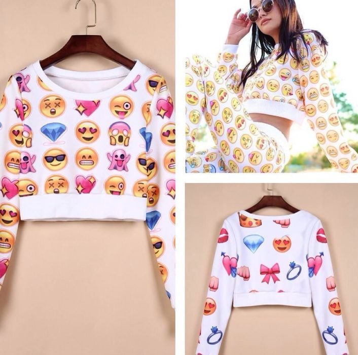 mujer con conjunto de estampados de emojis 