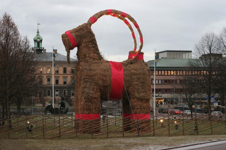 Cabra gigante que se quema en Suecia como tradición navideña