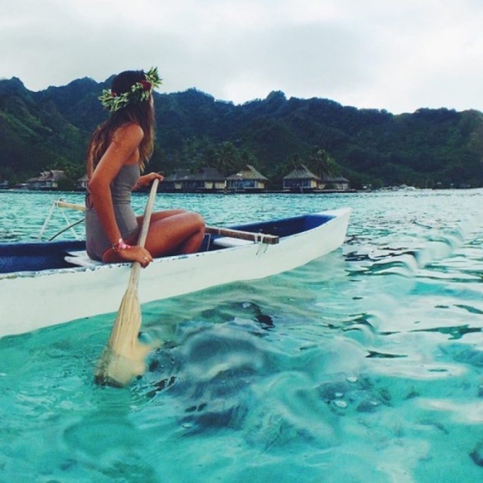 mujer remando en el mar 