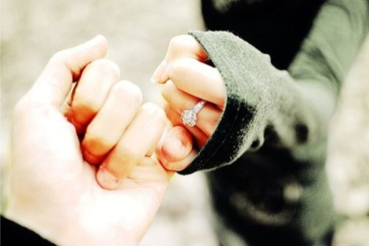 manos de pareja prometiendo