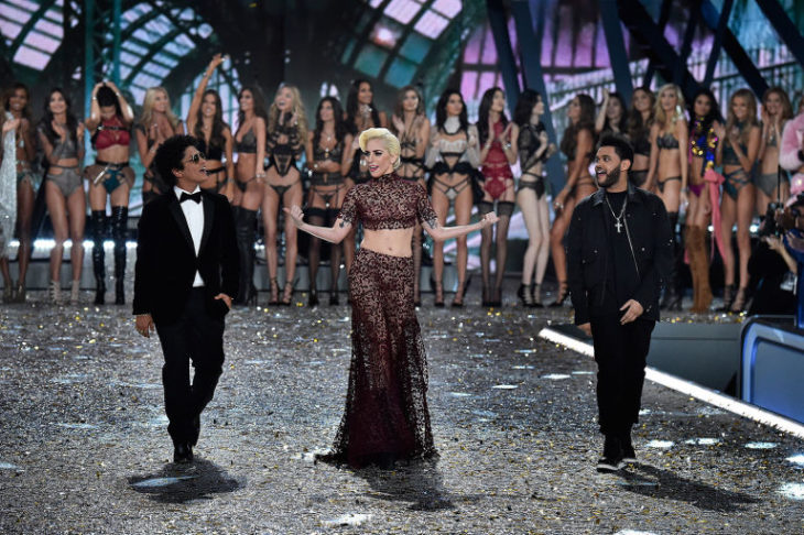 Bruno Mars, The Weeknd y Lady Gaga en el desfile de victoria secret 