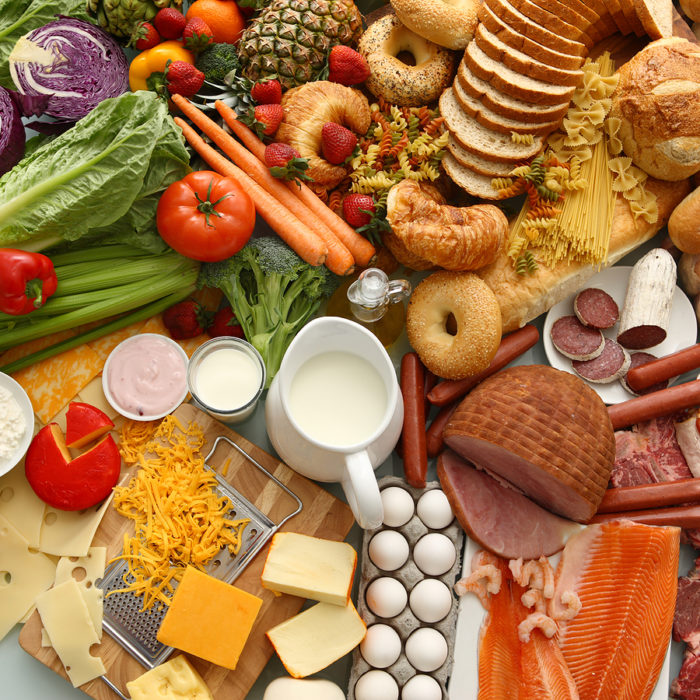 mesa con comida de todo tipo